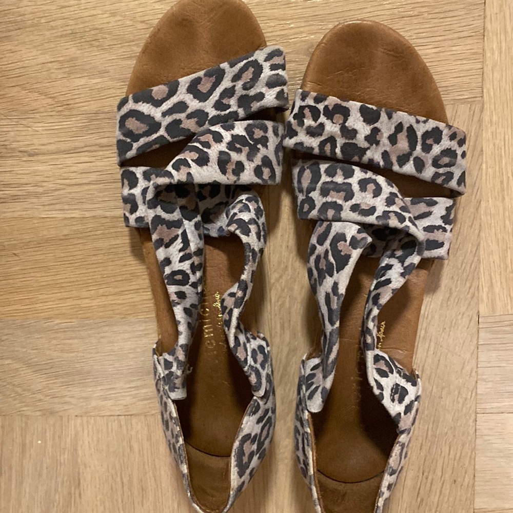 Eric Michael low heel leopard print sandals. Gently used. Size 37.